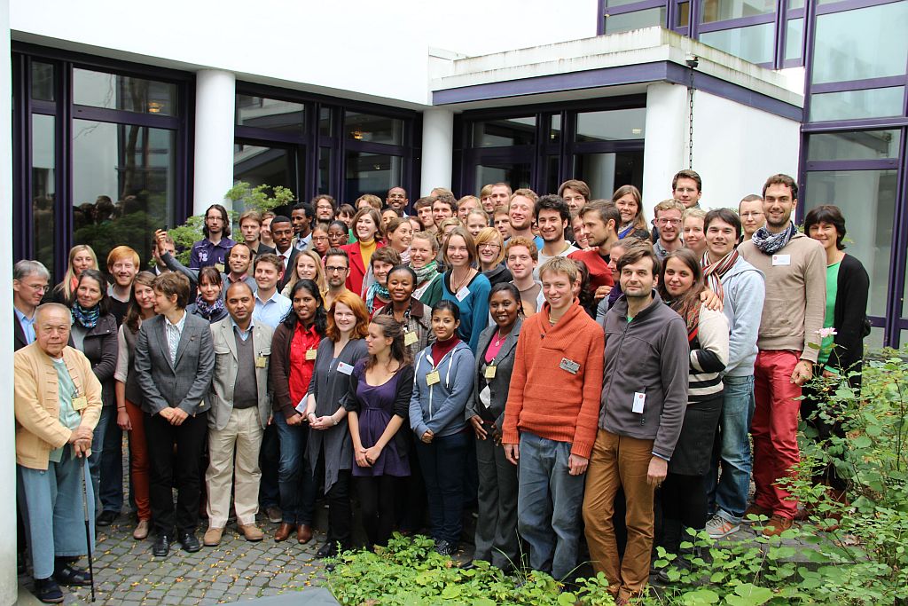 Os 11 doutorandos (eu estou no fundo à esquerda, de camiseta azul), os estudantes da Universidade Alanus, e Sulak Sivaraksa (à esquerda, de bengala).